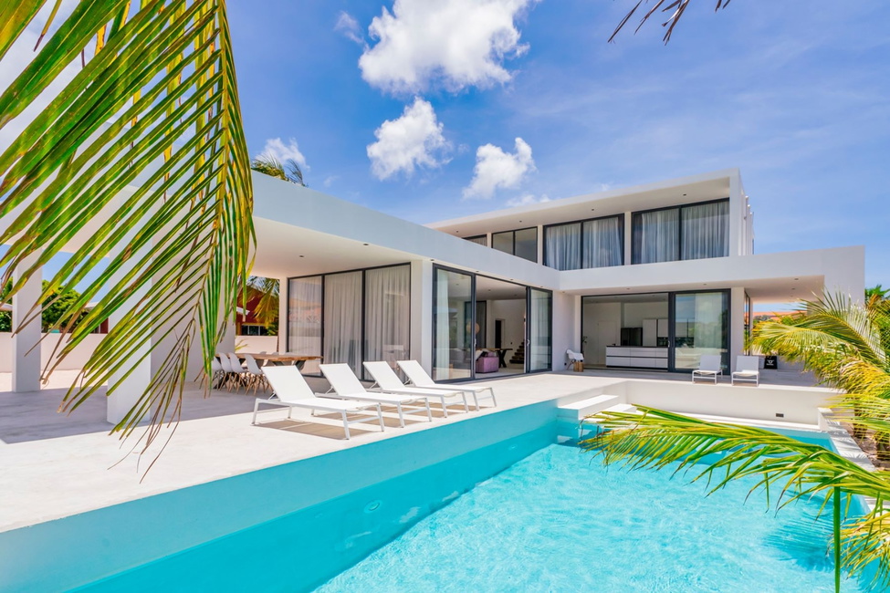 The striking design of this villa Vista Royal villa features 9m swimming pool, sunken seating area and covered terrace.