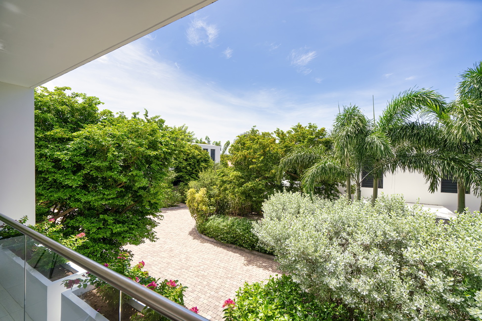 Tropical landscaping throughout the complex, typical of the green & lush Mahaai in the greater Willemstad.