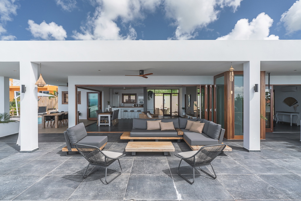 The 138 m² party covered terrace loops in front of the master, living and dining area, in the background the second swimming pool.